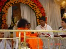05-Swami Blesses the Souvenir * 600 x 450 * (85KB)